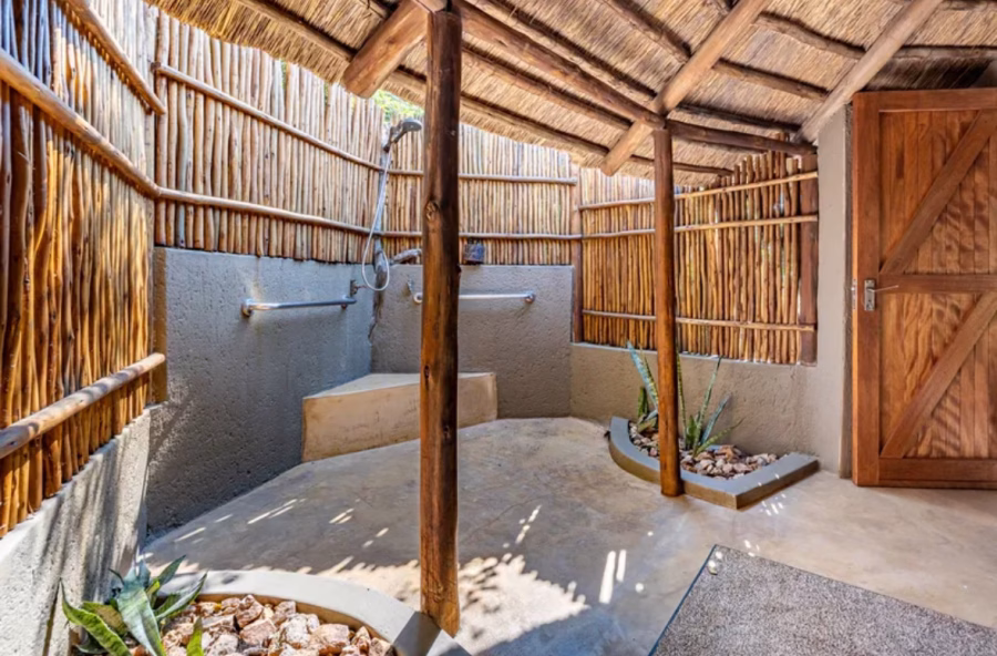 Outdoor shower in Umlani Bushcamp. Showering underneath the stars! 