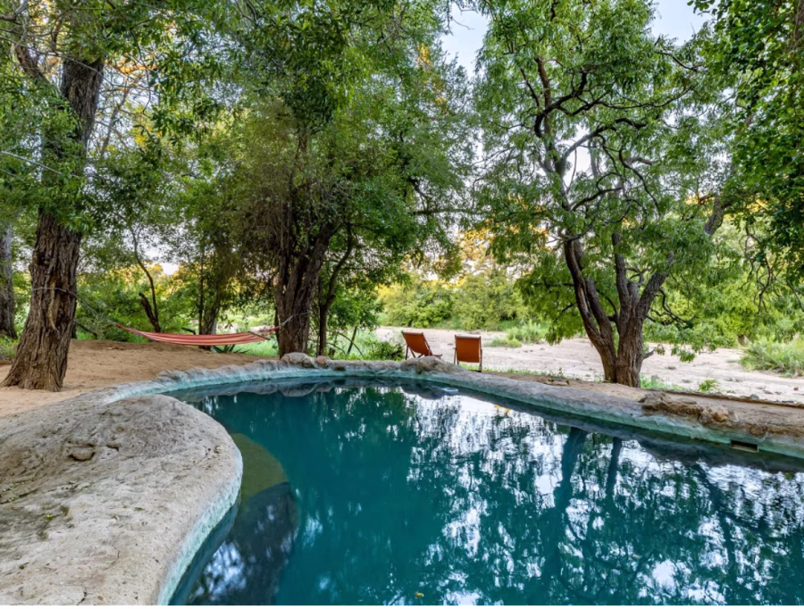 The swimming pool at Umlani Bush Camp 
