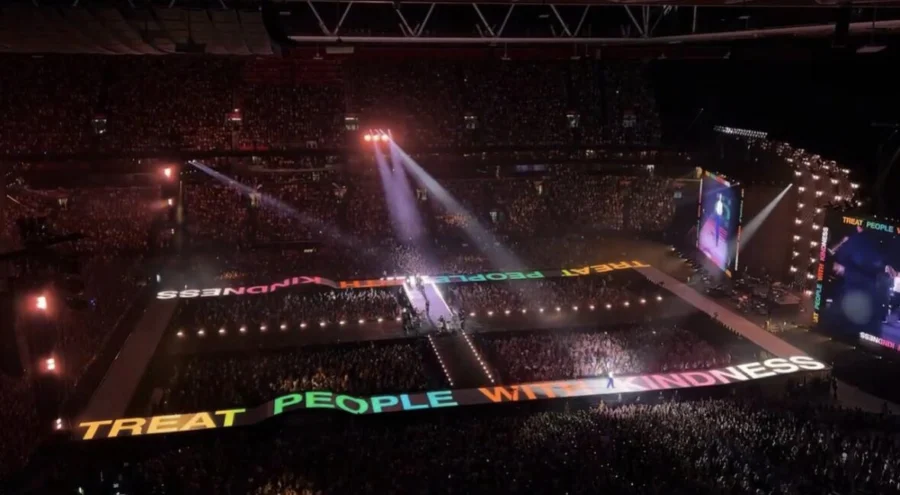 Photo: Carmen te Riele. View from the back of the Amsterdam Arena at the main stage of the Harry Styles concert. Spelled in colour along the runways: Treat People With Kindness