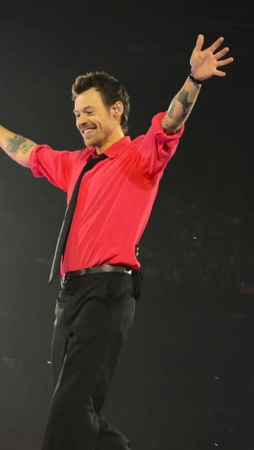 Photo: Carmen te Riele. Harry Styles seen from the front row with a big smile. Amsterdam Arena